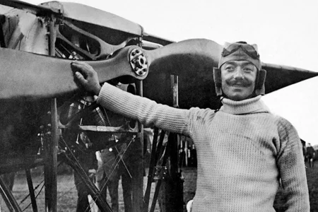 Avant de devenir un heros de la grande guerre, le très populaire Pegoud fut un pionner de l'aviation et de l'acrobatie aérienne