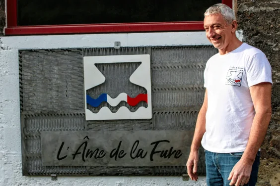 Jean-François Blouzard devant l'enseigne l'Âme de la Fure